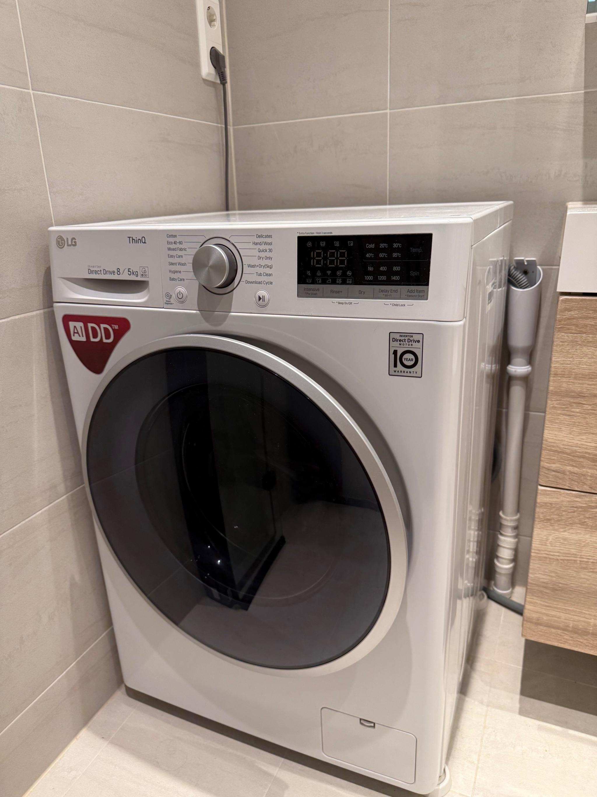 Kombinert vaskemaskin og tørketrommel følger med